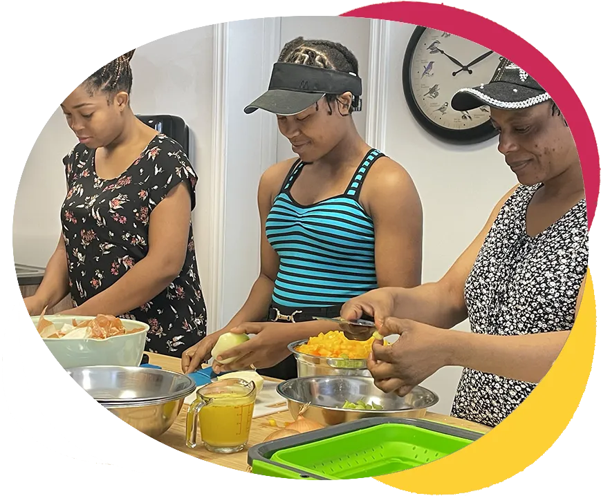 Atelier Culinaire. Trois femmes souriantes préparant de la nourriture. Culinary Workshop. Three smiling women preparing food.