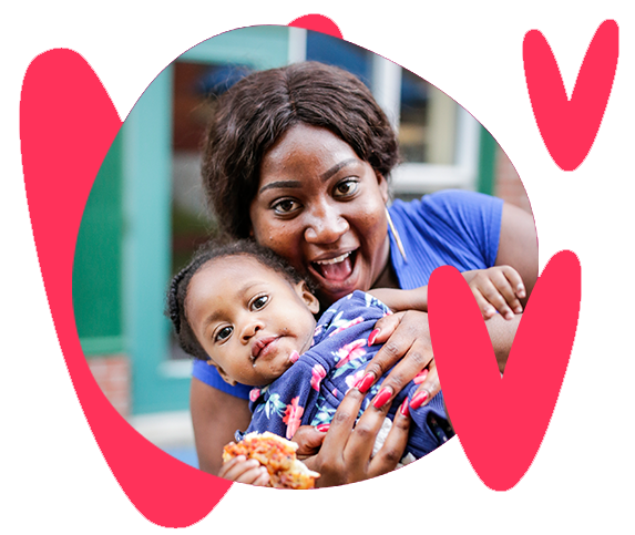 Une femme souriante avec deux enfants souriant également par une journée ensoleillée.