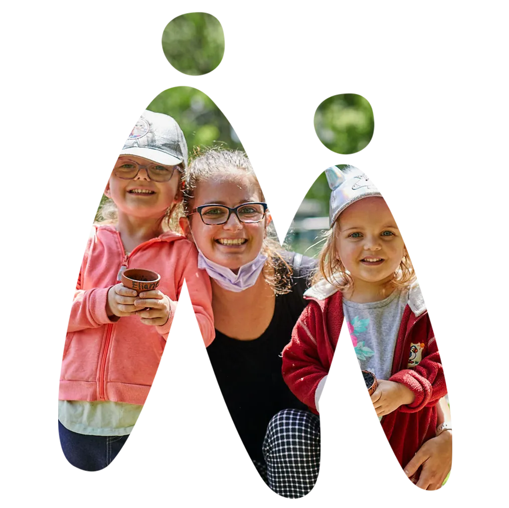 Une mère et deux enfants souriants.