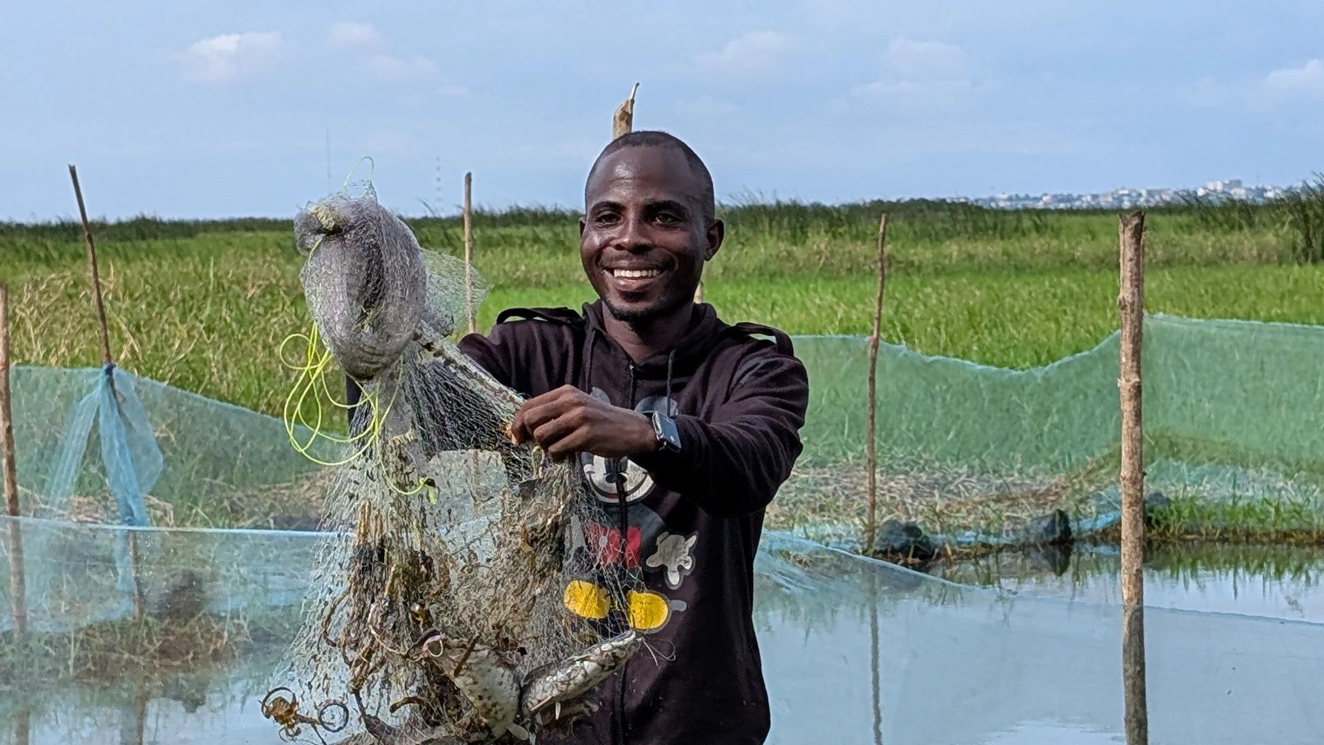 Un jeune homme qui pratique la pisciculture à Sô-Ava, au Bénin.