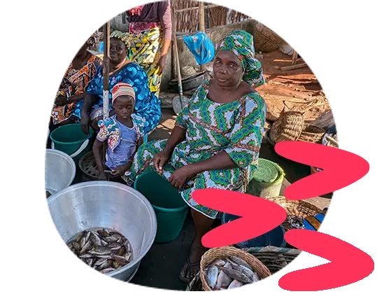 Femmes vendant du poisson sur un marché populaire au Bénin.