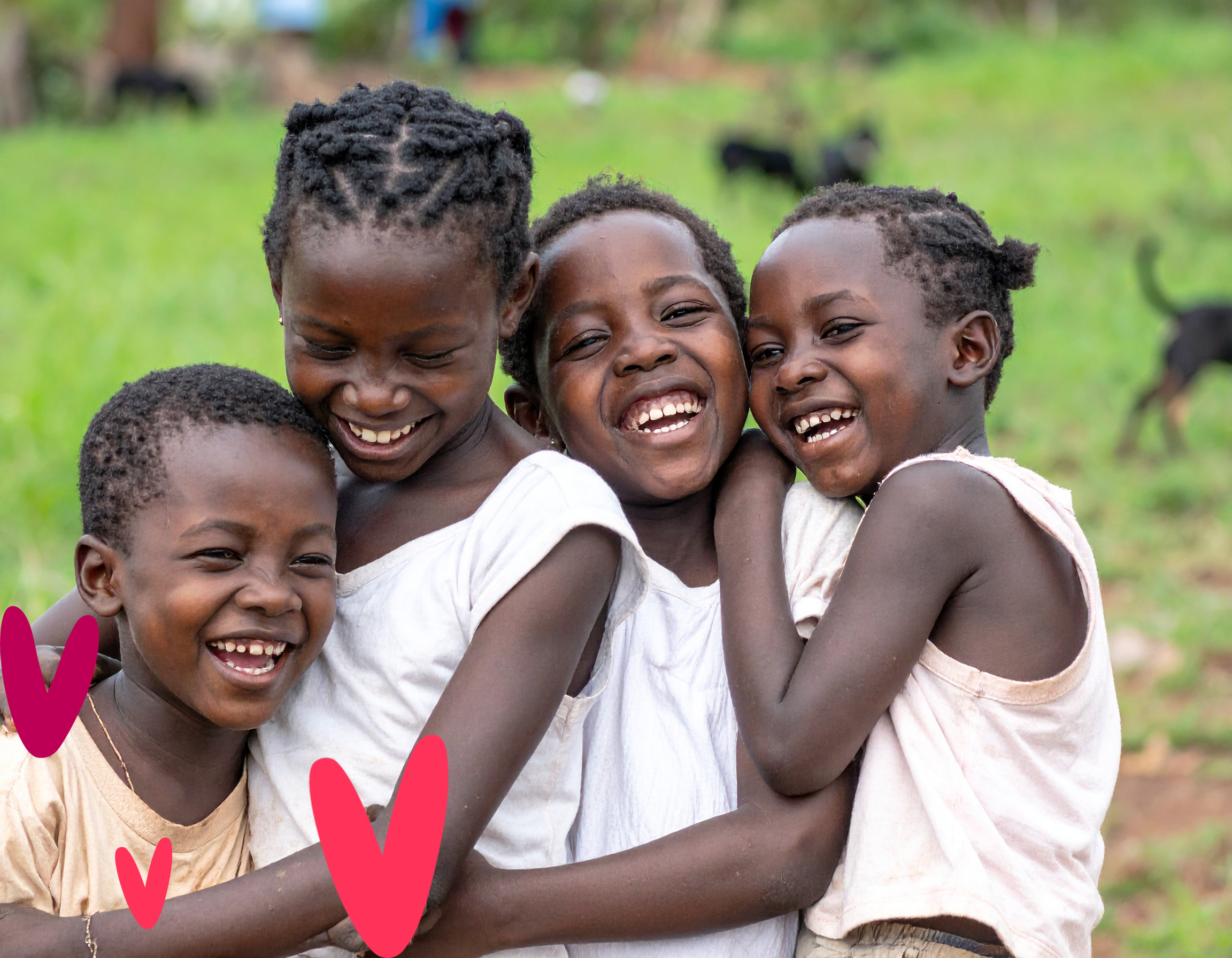 action-humanitaire-Mission inclusion quatre enfants noirs, apparemment de la même région d'Afrique, riant de tout leur cœur.