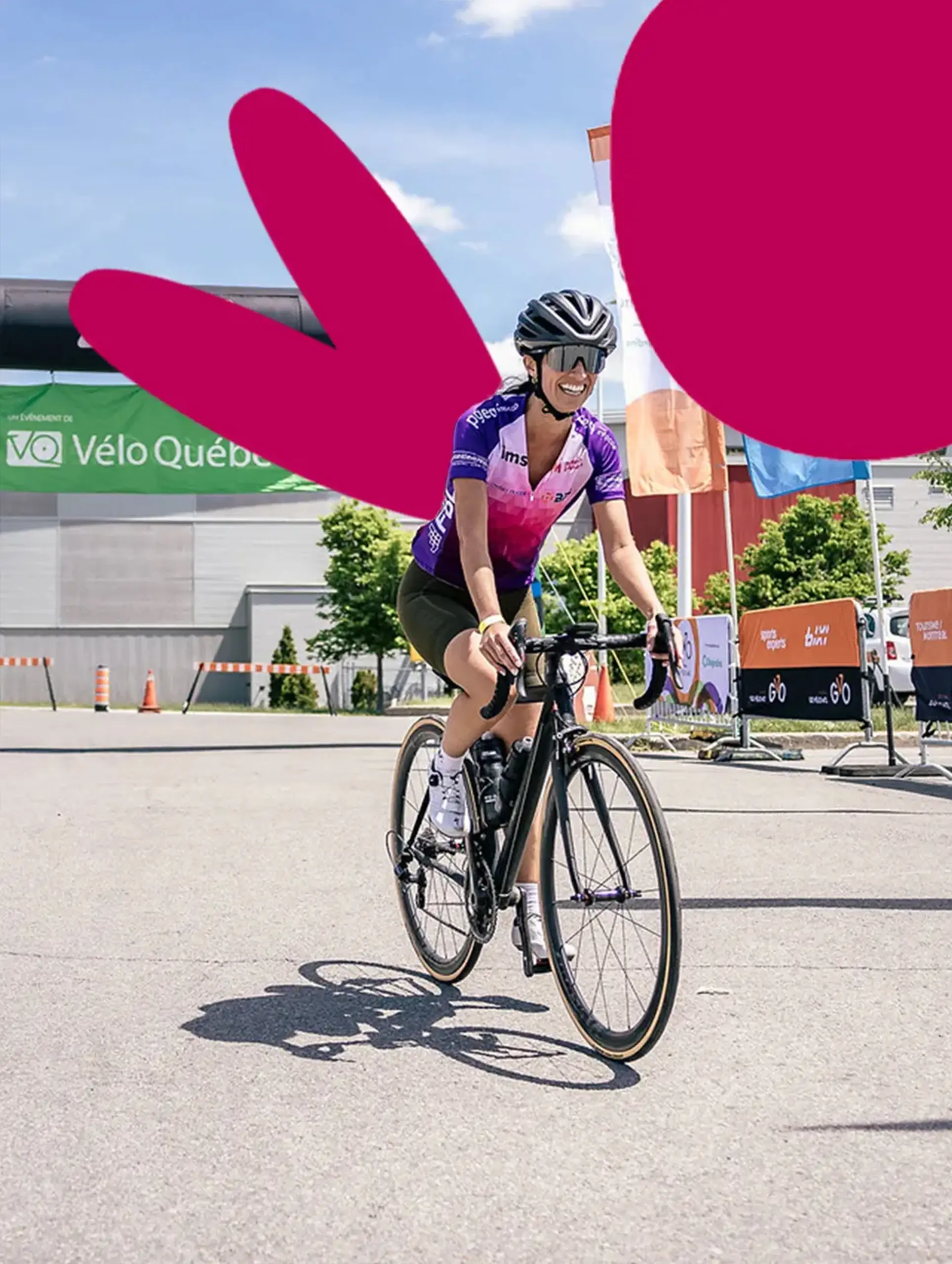 img-Pedalons-pour-linclusion-Mission-inclusion-1 Une femme souriante faisant du vélo.