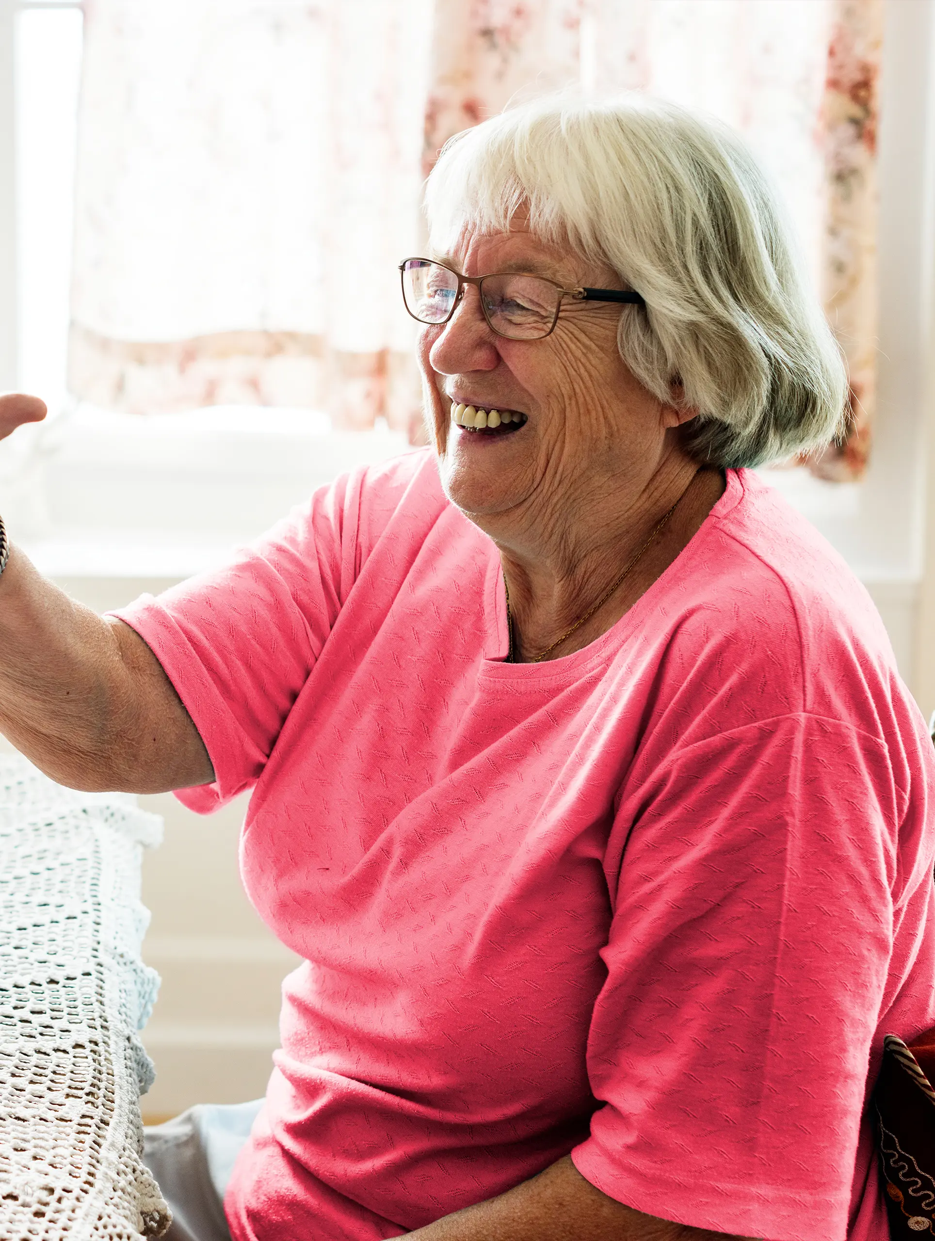 img-accueil-aider un aine-Mission-inclusion Une dame de 80 ans souriant et saluant une autre dame âgée.