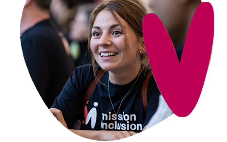 Une partie de l'équipe de Mission inclusion tenant un grand tissu avec le logo de Mission inclusion.