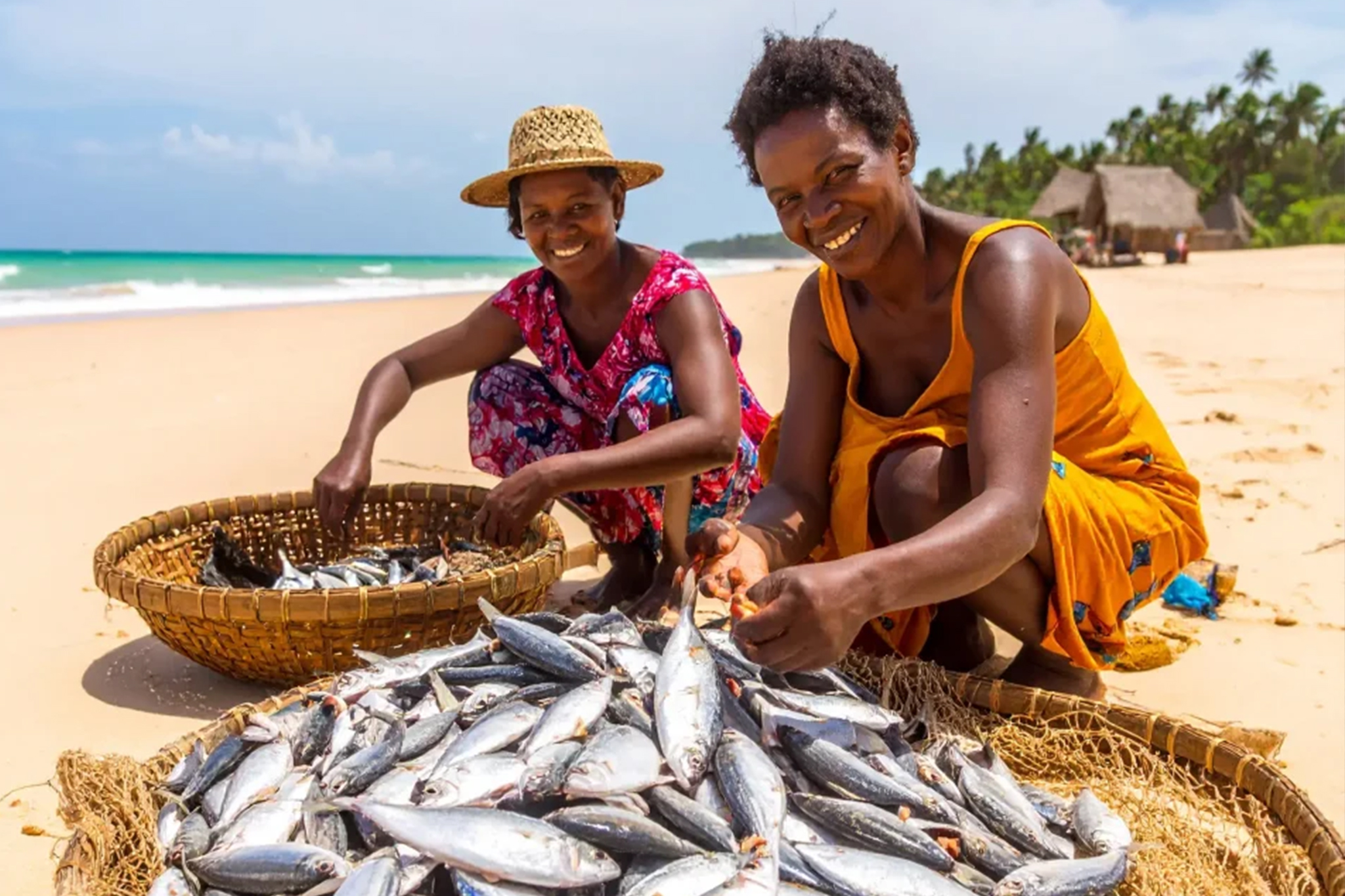 deux femmes de Madagascar avec des poissons. Mission inclusion