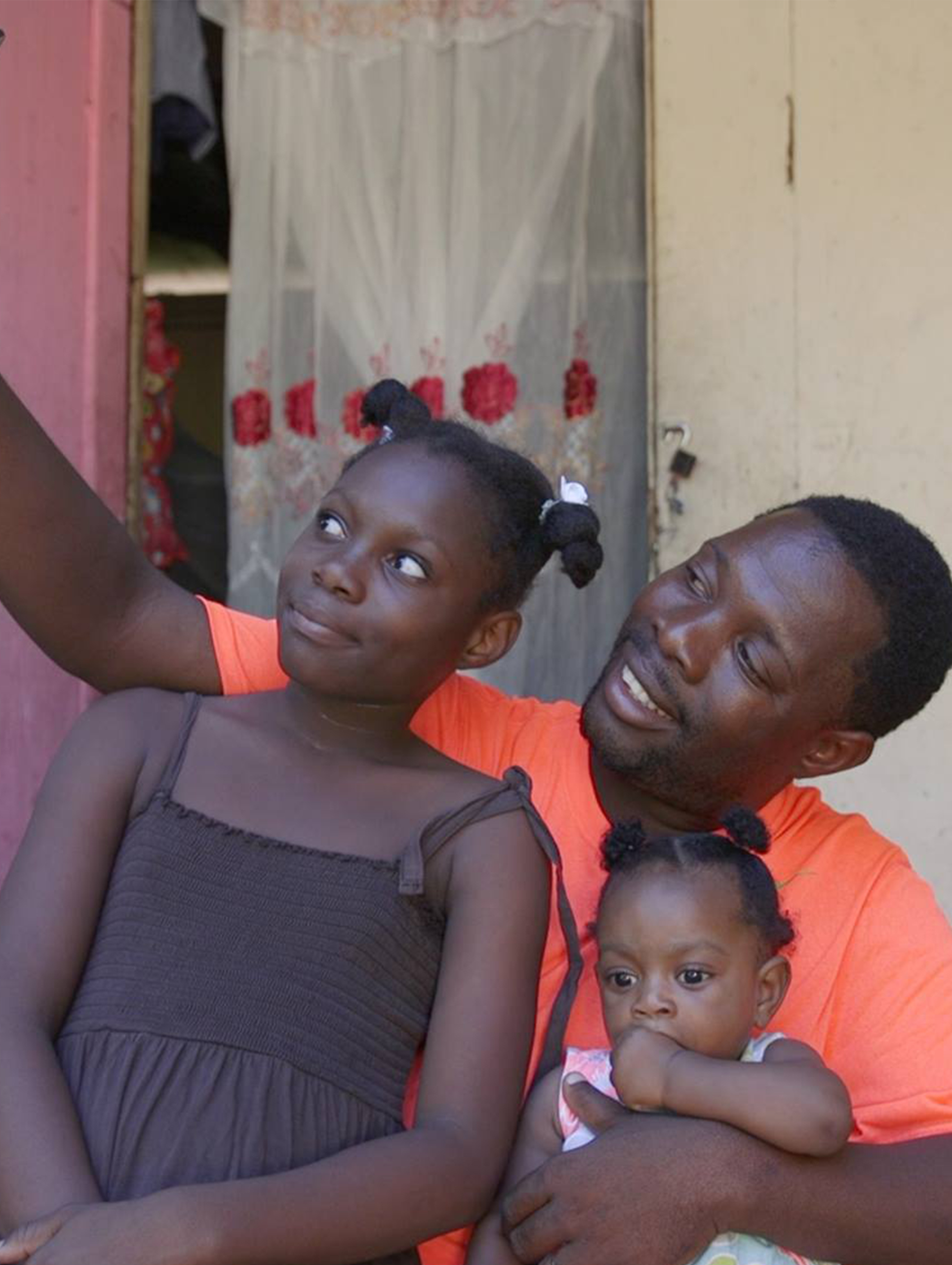 un père avec ses deux filles. Mission inclusion.