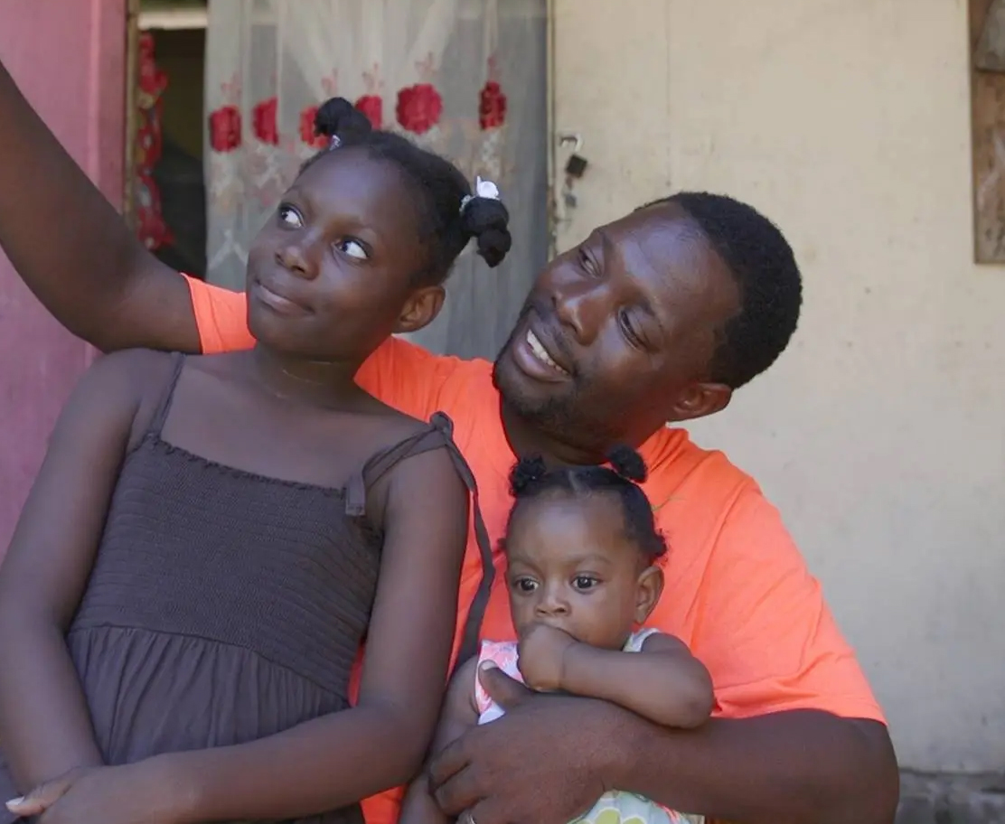 un père avec ses deux filles. Mission inclusion.