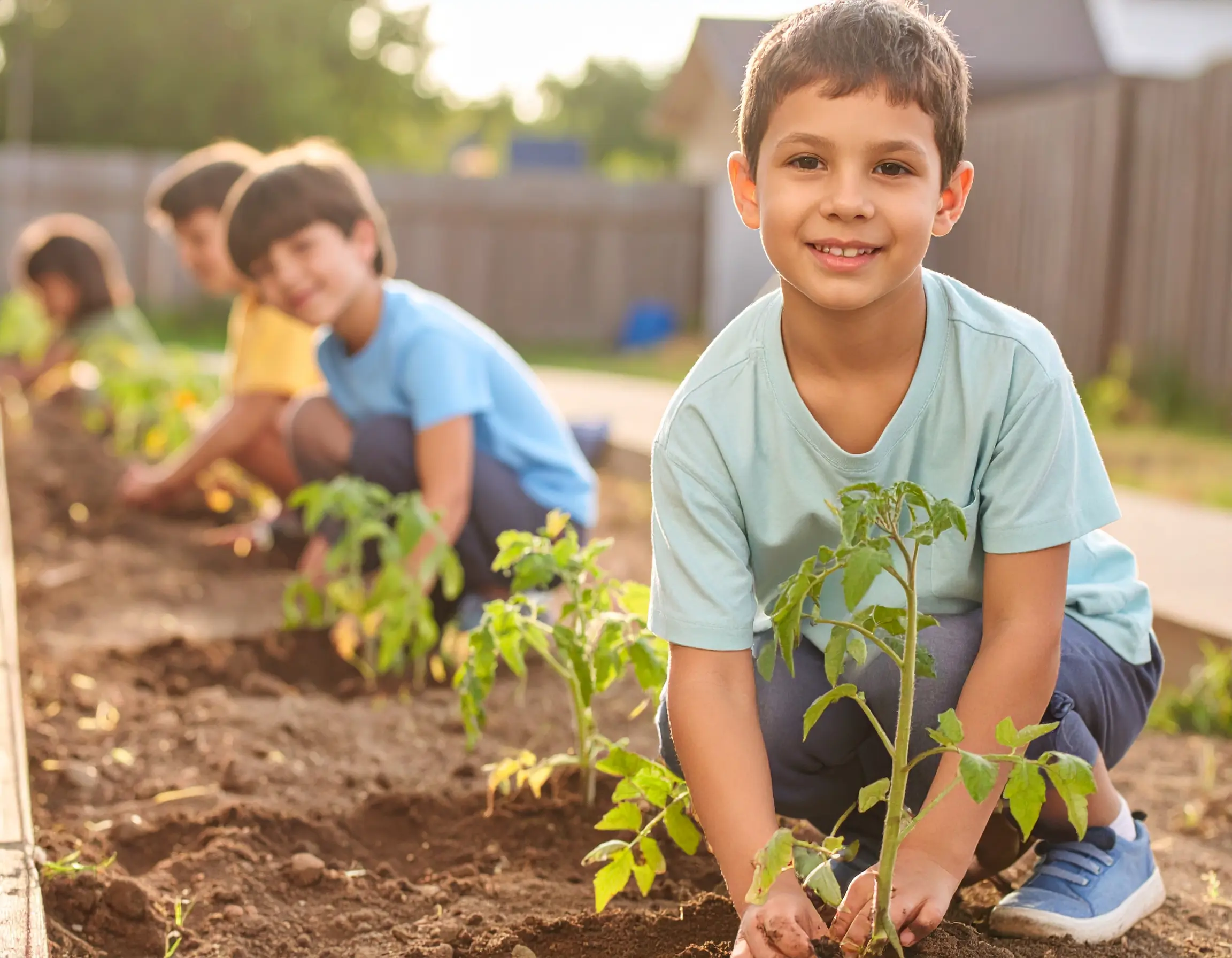 Trois enfants ensemble souriant. Three children together smiling.