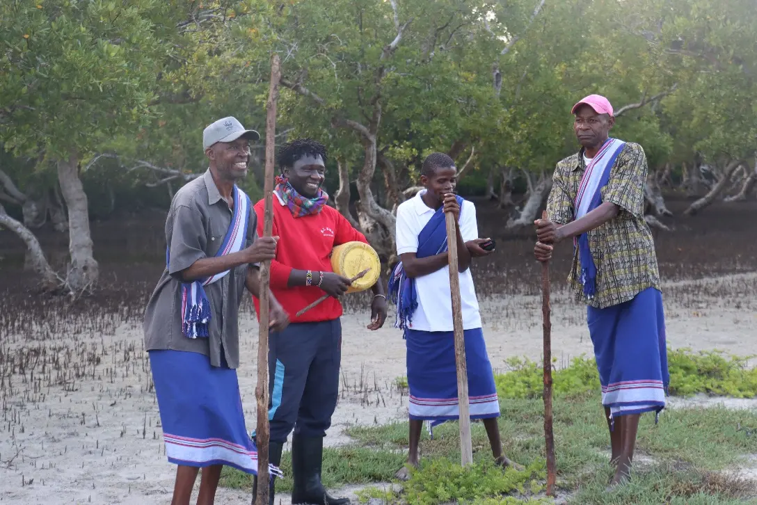 Les membres masculins du groupe se joignent au chant et à la danse.