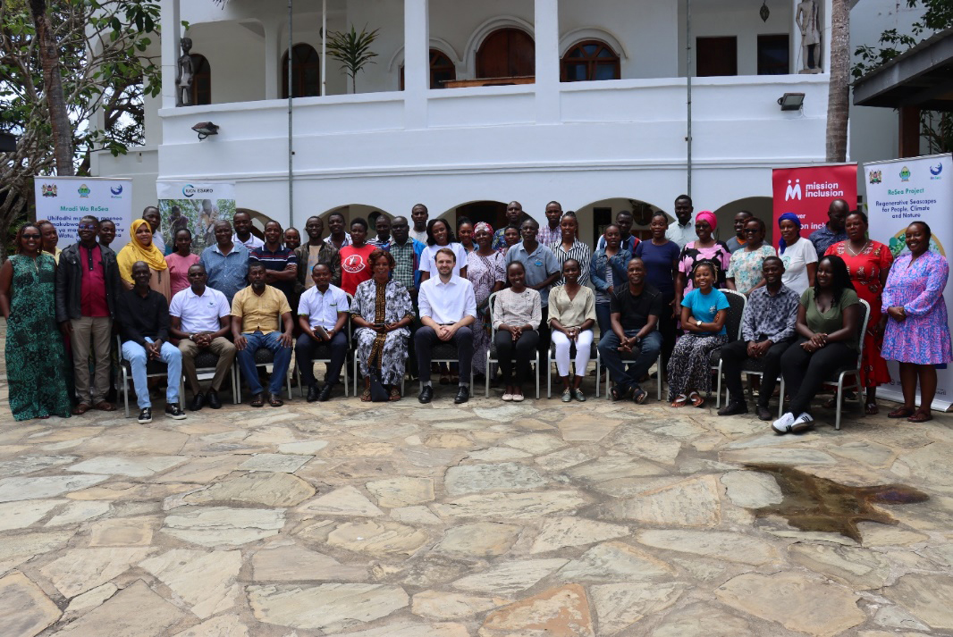 Plusieurs personnes réunies pour prendre une photo de groupe.