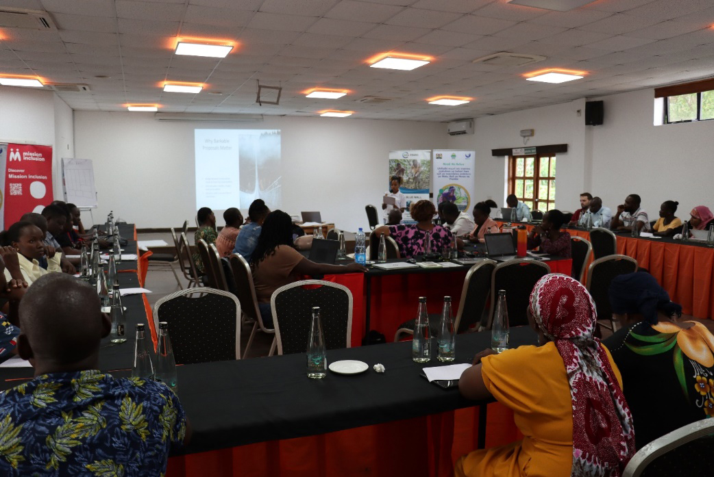 Des hommes et des femmes assis participent à la formation.