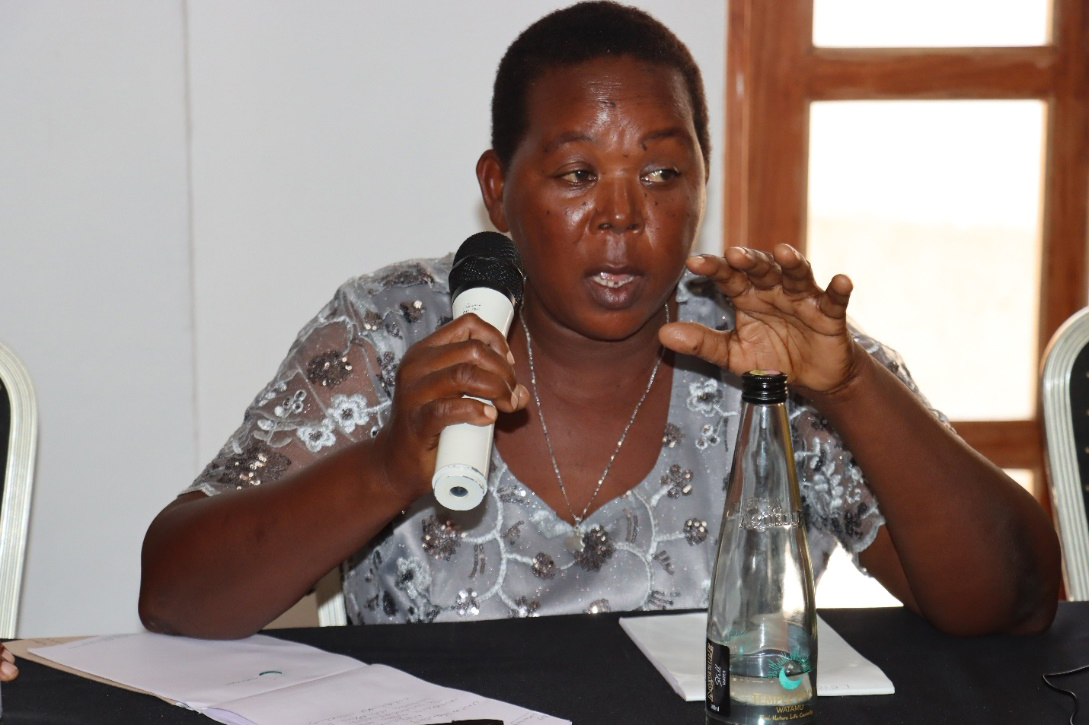 Femme parlant dans un microphone.