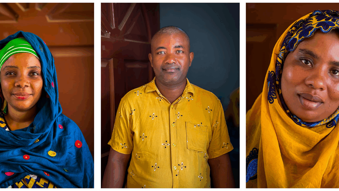 Photo de deux femmes et d'un homme à l'air sérieux, regardant droit devant lui.