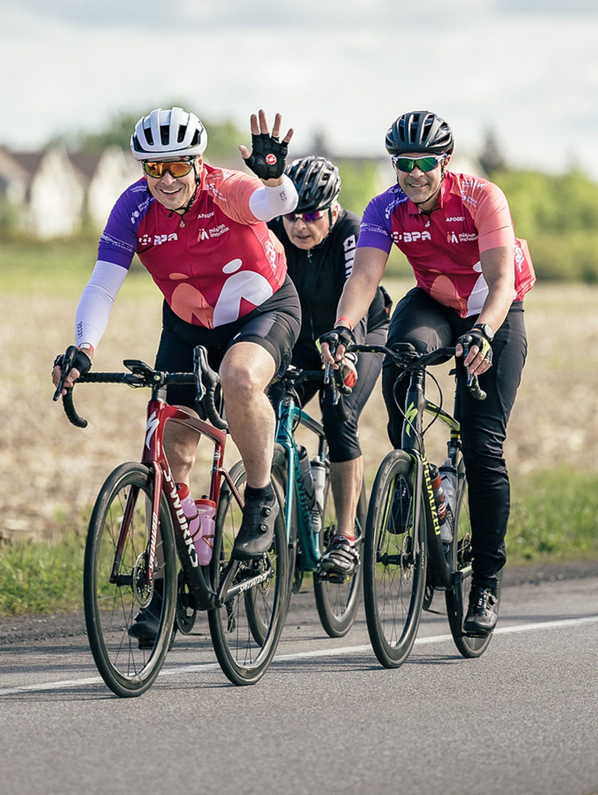 Une femme souriante faisant du vélo.