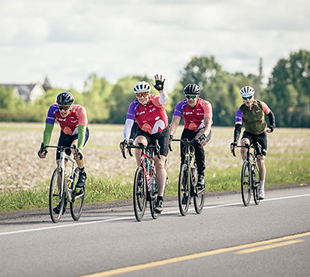 Cyclistes pédalant.