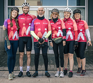 Des cyclistes posent pour une photo.