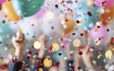 Confettis de couleurs variées.